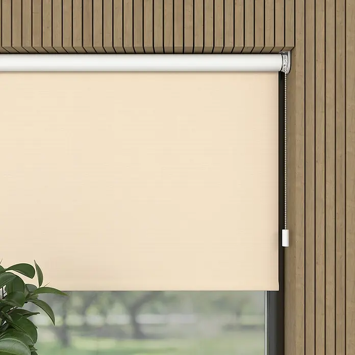 Verdunkelungsrollo Elektrisch - B x H: 120 x 190 cm, Sand, Uni - Das Bild zeigt eine cremefarbene Rollade, die an einem Fenster mit Holzrahmen angebracht ist und eine angenehme Lichtfilterung bietet.