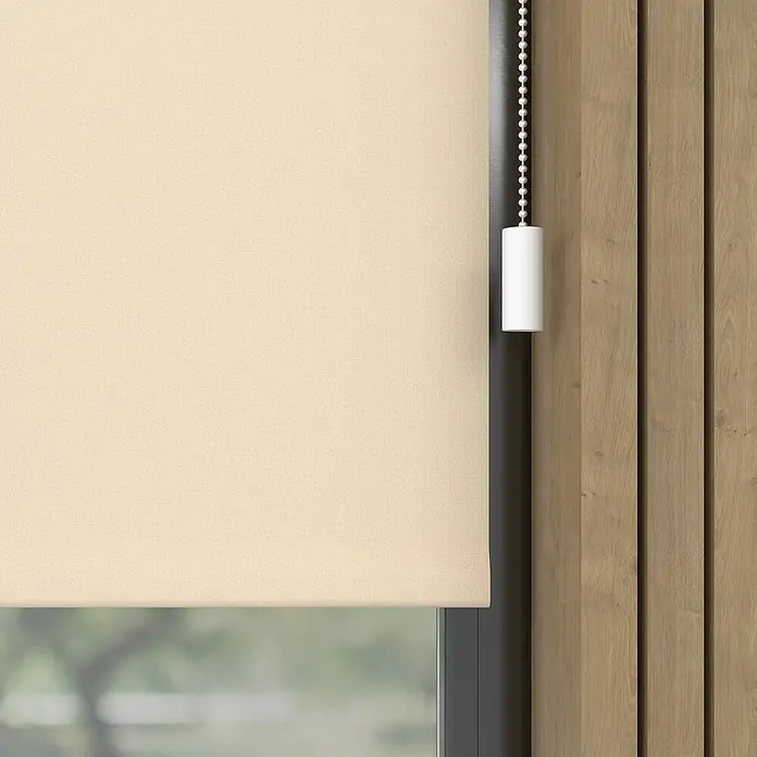Verdunkelungsrollo Elektrisch - B x H: 120 x 190 cm, Sand, Uni - Beige Rollo mit Kettenzug vor einem Fenster und einer Holzwand. Das Rollo ist blickdicht und bietet Privatsphäre.