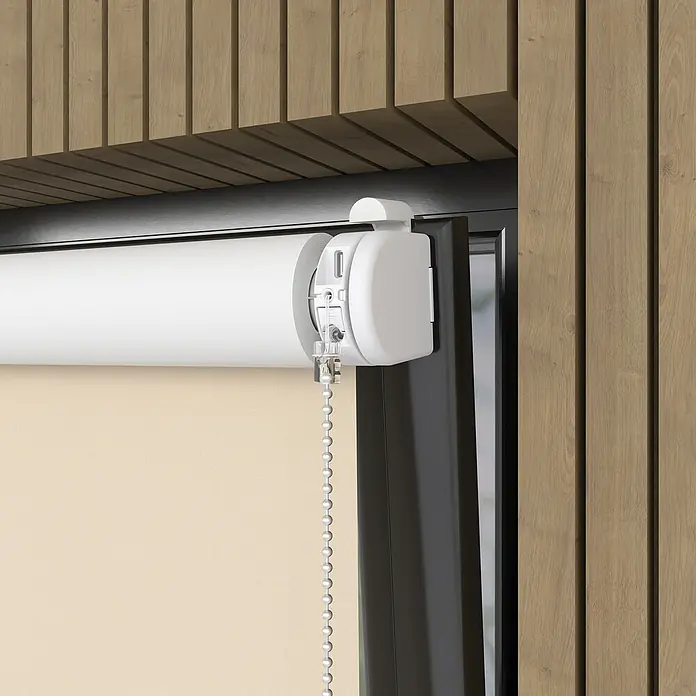 Verdunkelungsrollo Elektrisch - B x H: 120 x 190 cm, Sand, Uni - Nahaufnahme einer weißen Rollgardine mit Kettenzug vor einem Fenster, montiert an einer hölzernen Wandverkleidung.