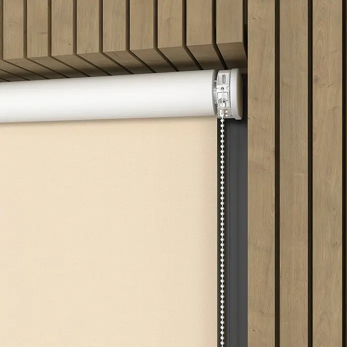 Verdunkelungsrollo Elektrisch - B x H: 120 x 190 cm, Sand, Uni - Nahaufnahme einer beigen Rollgardine vor einer Holzwand, die ein elegantes und funktionales Designelement zeigt.