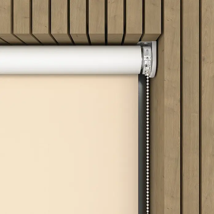 Verdunkelungsrollo Elektrisch - B x H: 120 x 190 cm, Sand, Uni - Nahaufnahme einer beigen Rollgardine mit weißem Rollo vor einer Holzwand, die ein elegantes und funktionales Designelement zeigt.