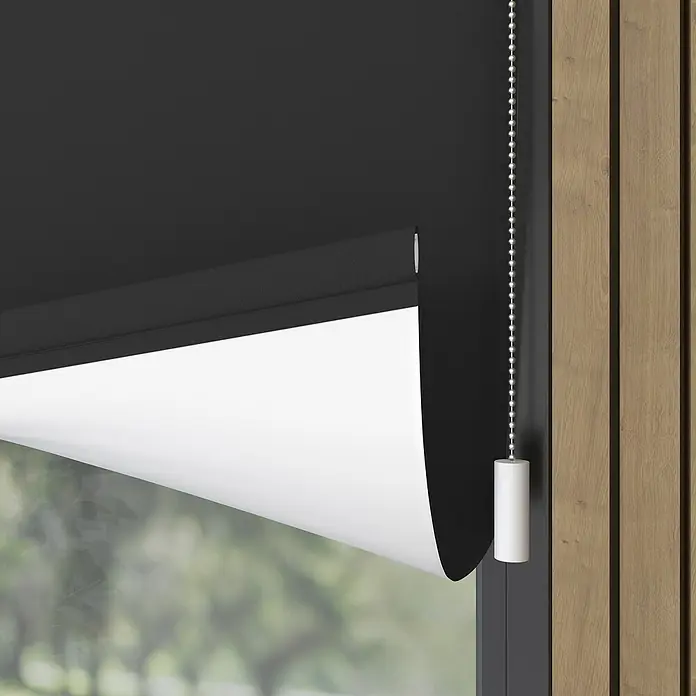 Verdunkelungsrollo Elektrisch - B x H: 60 x 190 cm, Schwarz, Uni - Ein Rollo in Schwarz und Weiß ist teilweise heruntergezogen, mit Blick auf ein Fenster und einem Holzrahmen.