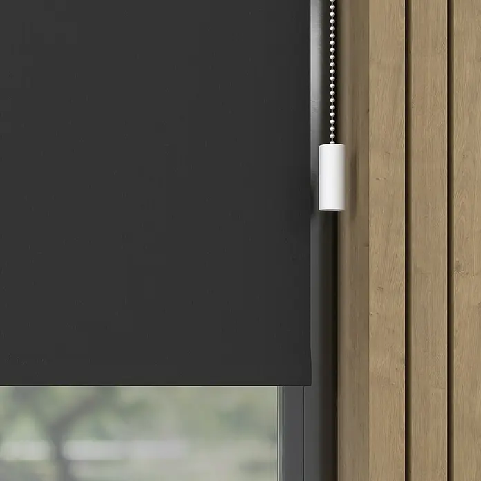 Verdunkelungsrollo Elektrisch - B x H: 60 x 190 cm, Schwarz, Uni - Ein schwarzes Rollo mit einer weißen Zugschnur hängt vor einem Fenster und einer Holzwand.