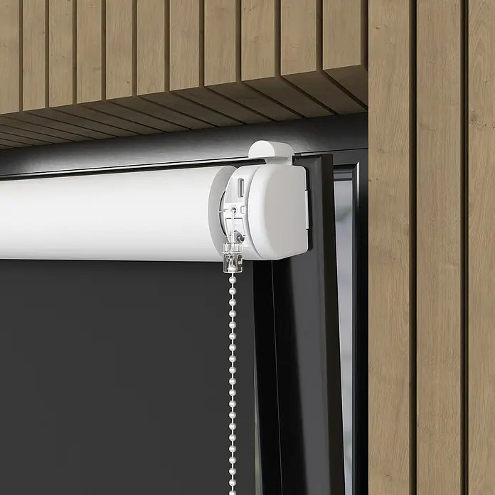 Verdunkelungsrollo Elektrisch - B x H: 60 x 190 cm, Schwarz, Uni - Nahaufnahme einer weißen Rollade mit Kettenzug vor einer Holzwand. Die Rollade ist sauber und modern gestaltet.