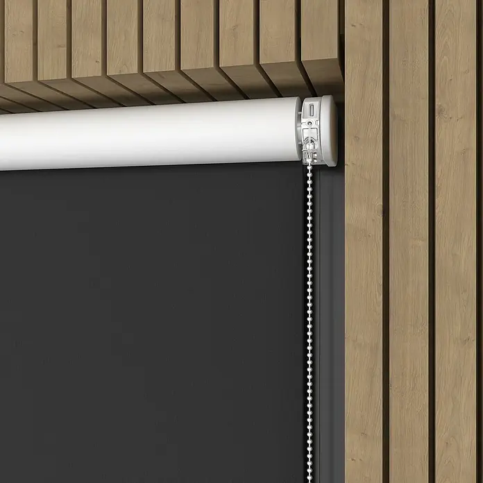 Verdunkelungsrollo Elektrisch - B x H: 60 x 190 cm, Schwarz, Uni - Nahaufnahme einer schwarzen Rollliege vor einer Holzwand. Das Rollo ist teilweise heruntergelassen und an einer weißen Welle befestigt.