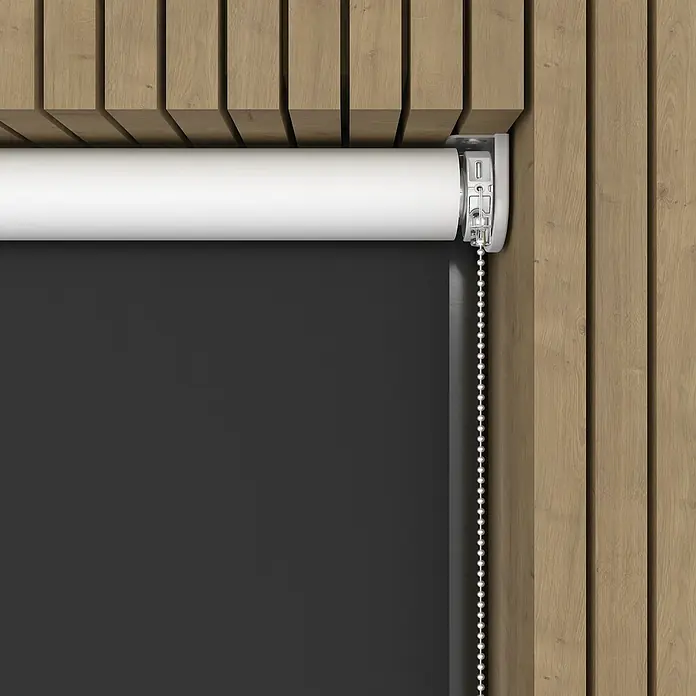 Verdunkelungsrollo Elektrisch - B x H: 60 x 190 cm, Schwarz, Uni - Nahaufnahme einer Rollo-Jalousie mit Kettenzug vor einer stilvollen Holzpaneelwand, die Funktionalität und elegantes Design vereint.