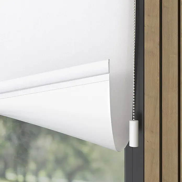 Verdunkelungsrollo Elektrisch - B x H: 50 x 190 cm, Weiß, Uni - Ein weißes Rollo ist teilweise heruntergezogen und hängt vor einem Fenster, gesteuert durch eine Kette mit einem zylindrischen Griff.