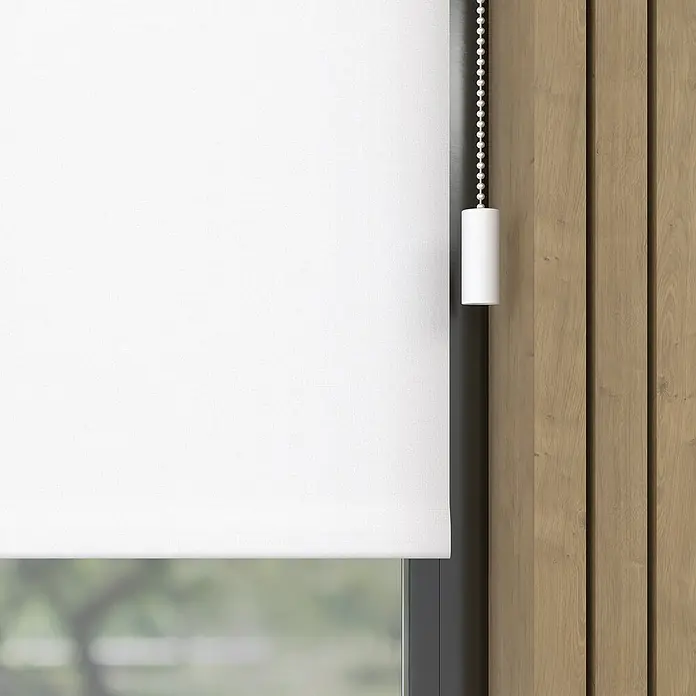 Verdunkelungsrollo Elektrisch - B x H: 50 x 190 cm, Weiß, Uni - Nahaufnahme einer weißen Fensterjalousie mit Kettenzug vor einer Holzwand, die für Privatsphäre und Lichtsteuerung sorgt.