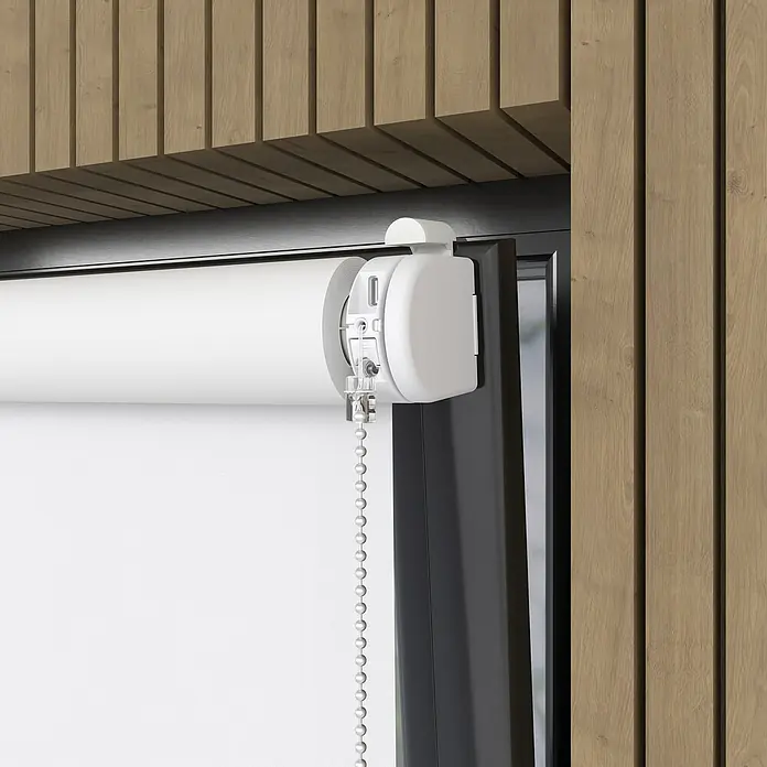 Verdunkelungsrollo Elektrisch - B x H: 50 x 190 cm, Weiß, Uni - Nahaufnahme einer weißen Rolllade mit Kettenzug vor einem Hintergrund aus Holzpaneelen, die ein modernes Designelement zeigt.