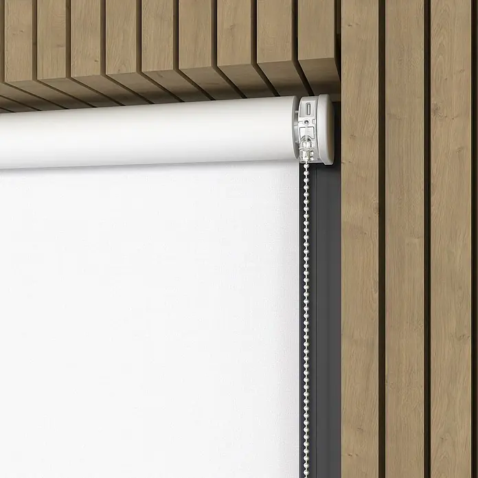 Verdunkelungsrollo Elektrisch - B x H: 50 x 190 cm, Weiß, Uni - Nahaufnahme einer weißen Rolljalousie mit Kettenzug vor einer Wand mit Holzpaneelen, die eine moderne Fensterdekoration zeigt.