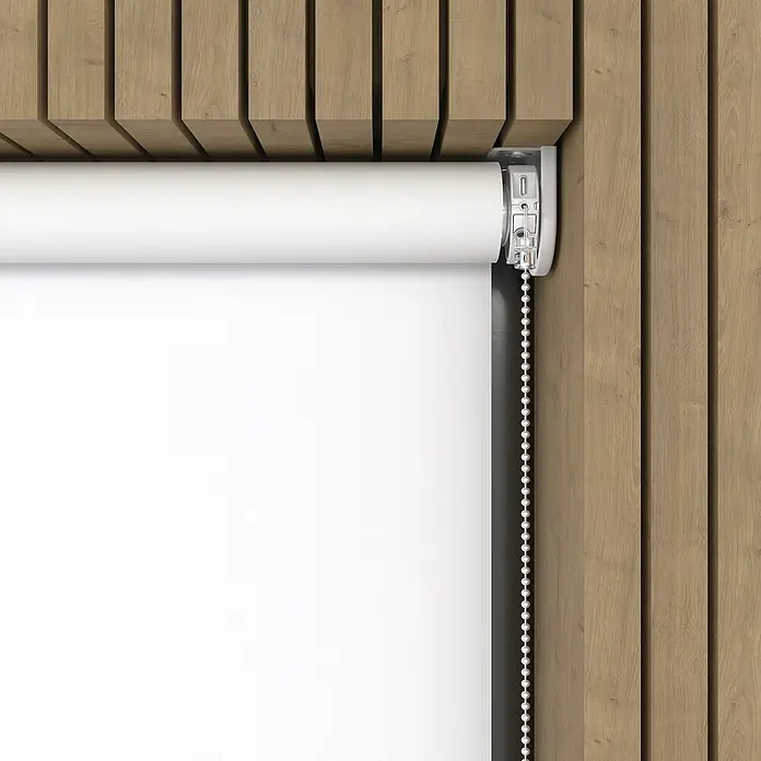 Verdunkelungsrollo Elektrisch - B x H: 50 x 190 cm, Weiß, Uni - Nahaufnahme einer weißen Rollo vor einer Holzwand, die eine minimalistische und moderne Fensterdekoration zeigt.