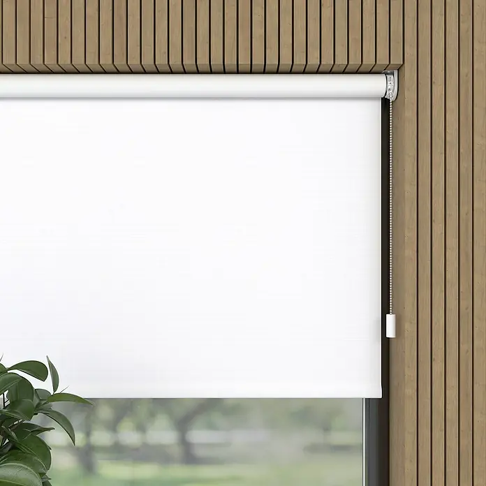 Verdunkelungsrollo Elektrisch - B x H: 50 x 190 cm, Weiß, Uni - Ein weißes Rollo hängt vor einem Fenster mit Holzrahmen, teilweise geöffnet, und bietet Privatsphäre und Lichtsteuerung.