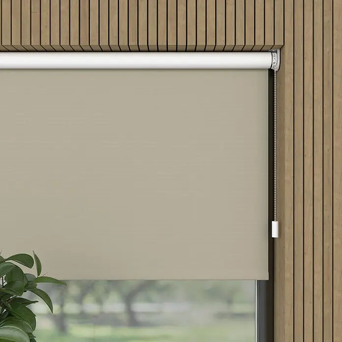 Verdunkelungsrollo Elektrisch - B x H: 90 x 190 cm, Zement, Uni - Eine hellbeige Rollo-Jalousie hängt vor einem Fenster, die eine komfortable Lichtsteuerung und Privatsphäre bietet. Sie passt gut zu der Holzvertäfelung.