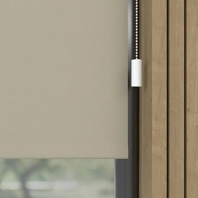 Verdunkelungsrollo Elektrisch - B x H: 90 x 190 cm, Zement, Uni - Nahaufnahme einer beigen Rolljalousie mit weißer Zugschnur vor einem Fenster.