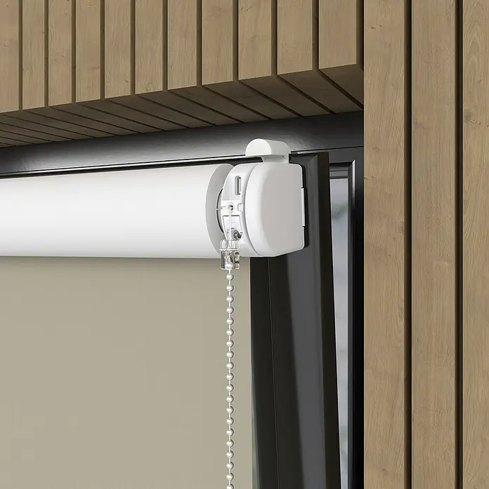 Verdunkelungsrollo Elektrisch - B x H: 90 x 190 cm, Zement, Uni - Nahaufnahme einer weißen Rolljalousie mit Kettenzug vor einer Wand mit Holzpaneelen, die ein modernes Designelement darstellt.