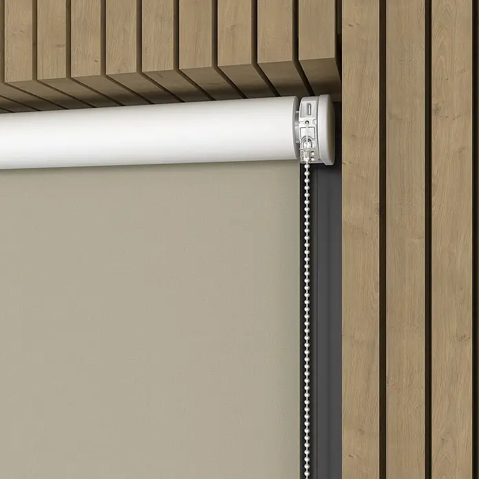 Verdunkelungsrollo Elektrisch - B x H: 90 x 190 cm, Zement, Uni - Nahaufnahme eines Rollladens mit Kettenzug vor einer Holzpaneelwand, der Sichtschutz und dekoratives Element vereint.