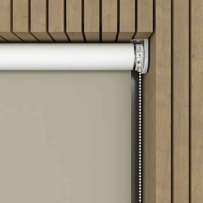 Verdunkelungsrollo Elektrisch - B x H: 90 x 190 cm, Zement, Uni - Nahaufnahme einer beigen Rollade mit weißer Welle und Kettenzug vor einer Holzwand.