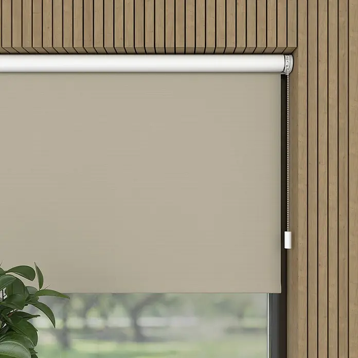 Verdunkelungsrollo Elektrisch - B x H: 90 x 190 cm, Zement, Uni - Eine elegante, beigefarbene Rollmarkise mit einem weißen Rollo und Kettenzug, die vor einem hölzernen Fensterrahmen hängt und ein modernes Ambiente schafft.
