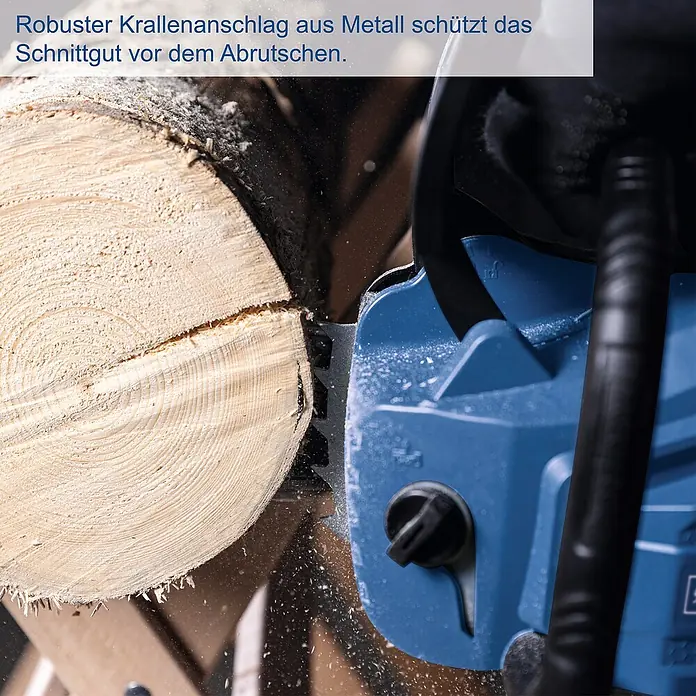 Scheppach IXES 20V Akku-Kettensäge BC-CS355DUO-X - 40 V, Ohne Akku, Schwertlänge: 35,6 cm - Nahaufnahme einer blauen Kettensäge beim Schneiden von Holz, wobei ein robuster Metallkrallenanschlag das Schnittgut sichert.