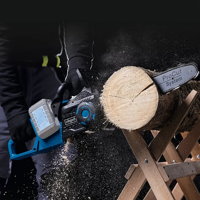 Scheppach IXES 20V Akku-Kettensäge BC-CS355DUO-X - 40 V, Ohne Akku, Schwertlänge: 35,6 cm - Die Scheppach Akku-Kettensäge ProCut System im Einsatz beim Holzsägen, für effiziente Gartenarbeit ohne Kabel.