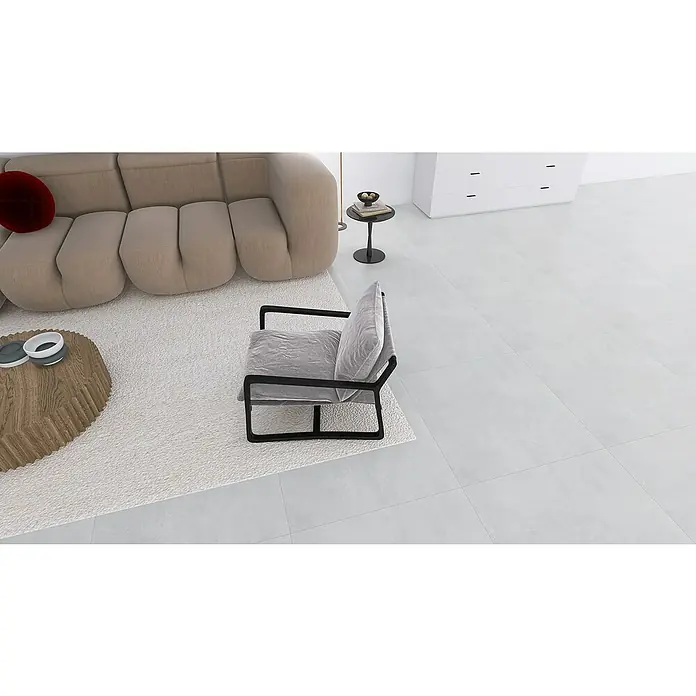 Feinsteinzeugfliese Madox - 100 x 100 cm, Silber, Matt - Helle Wohnzimmeransicht mit beigem Sofa, grauem Sessel, Couchtisch und weißem Schrank. Minimalistisches und modernes Design für Wohnräume.
