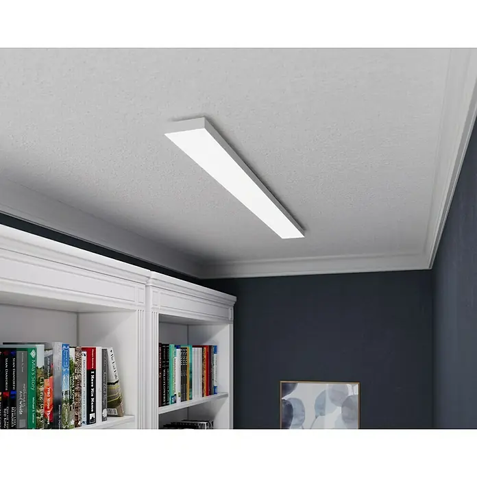 Tween Light LED-Panel Frameless - 35 W, L x B x H: 120 x 10 x 6 cm, Weiß, Mehrfarbig - Deckenleuchte: Eine moderne, rechteckige Deckenleuchte spendet helles Licht in einem stilvollen Raum mit Bücherregal und blauer Wand.