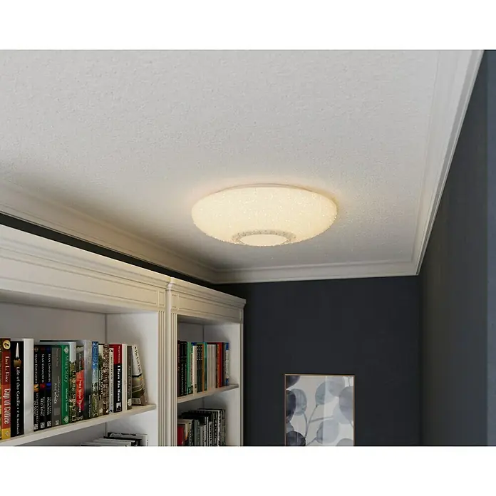 Tween Light LED-Deckenleuchte rund Mara - 60 W, Ø x H: 60 x 10,5 cm, Weiß/Klar, Mehrfarbig - Eine runde Deckenleuchte mit Sternenmuster spendet warmes Licht in einem stilvollen Raum mit Bücherregal.