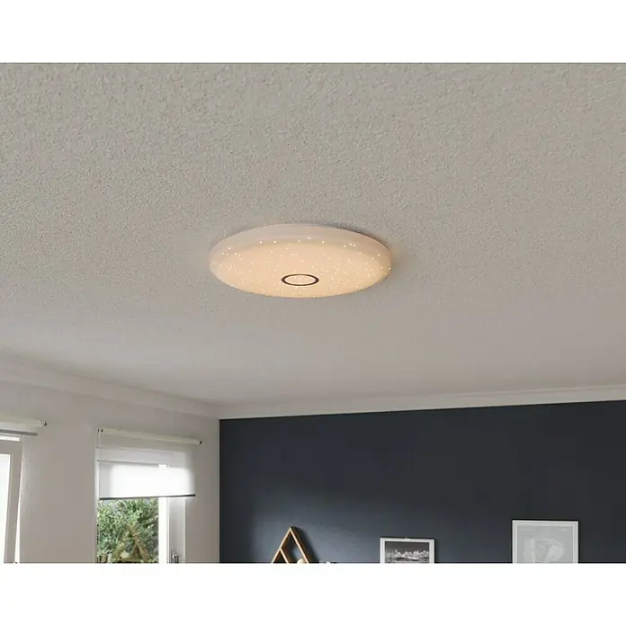 Tween Light LED-Deckenleuchte rund Skyler Flat Star - 22 W, Ø x H: 54 x 7 cm, Weiß, Silber, Mehrfarbig - Nahaufnahme einer modernen Deckenleuchte mit Sternenmuster, die an einer weißen Decke montiert ist und ein gemütliches Ambiente schafft.