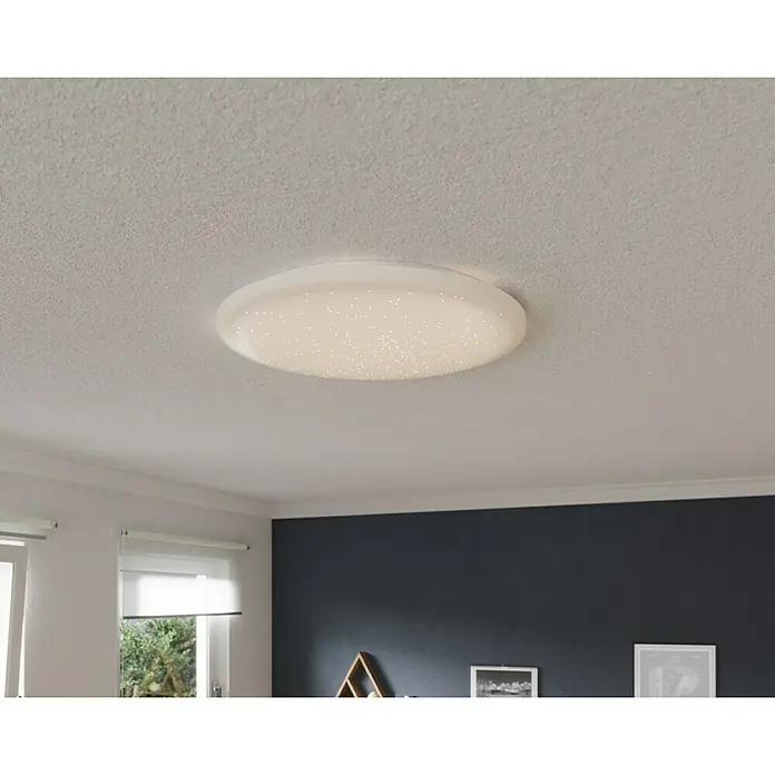 Tween Light LED-Deckenleuchte rund Skyler Star RGBW - 80 W, Ø x H: 74 x 10 cm, Weiß, RGBW - Eine runde Deckenleuchte mit Sternenhimmel-Effekt, die ein warmes, einladendes Licht in den Raum wirft und eine gemütliche Atmosphäre schafft.