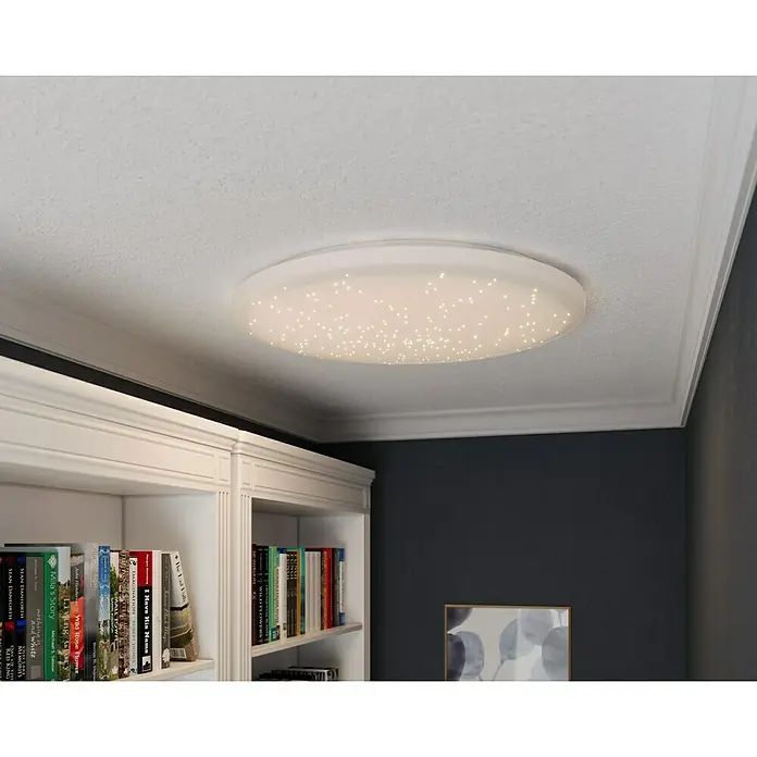 Tween Light LED-Deckenleuchte rund Skyler Star RGBW - 80 W, Ø x H: 74 x 10 cm, Weiß, RGBW - Eine moderne, runde LED-Deckenleuchte mit Sterneneffekt, die ein warmes, einladendes Licht in einem stilvollen Raum erzeugt.