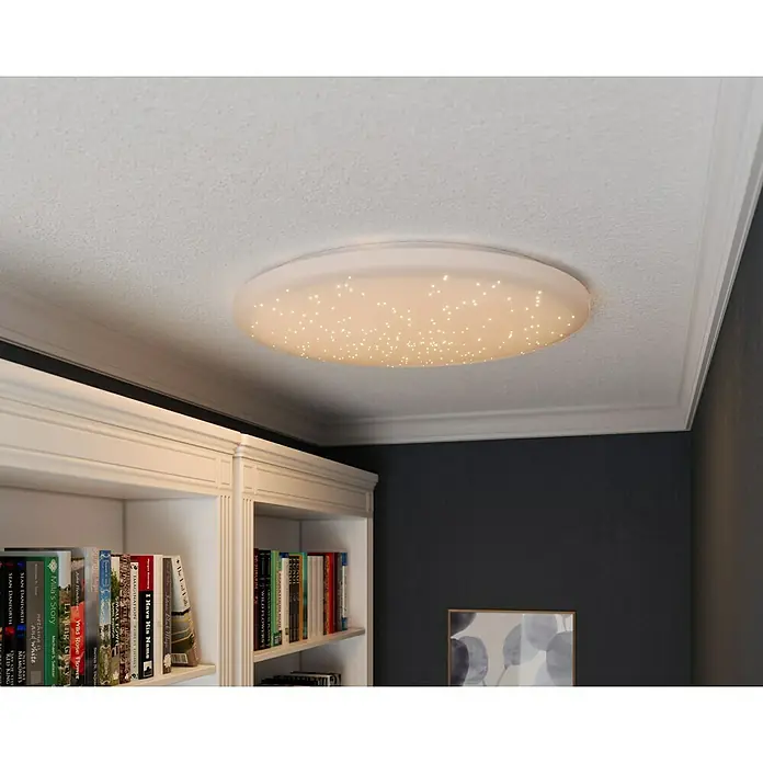 Tween Light LED-Deckenleuchte rund Skyler Star RGBW - 80 W, Ø x H: 74 x 10 cm, Weiß, RGBW - Nahaufnahme einer runden LED-Deckenleuchte mit Sternenmuster, die an einer weißen Decke montiert ist.