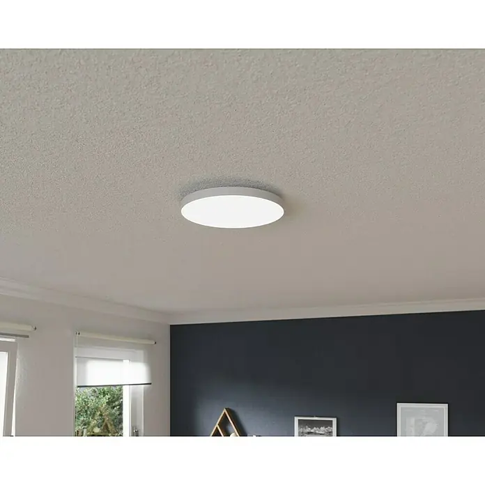 Tween Light LED-Panel rund Frameless - 40 W, Ø x H: 40 x 6 cm, Weiß, Mehrfarbig - Nahaufnahme einer modernen, runden LED-Deckenleuchte, die an einer weißen Decke montiert ist und helles Licht ausstrahlt.