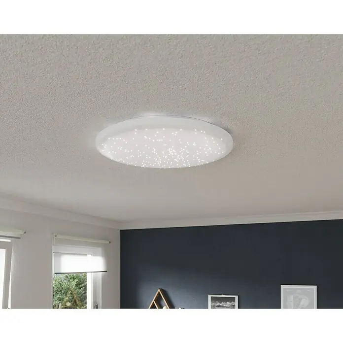 Tween Light LED-Deckenleuchte rund Skyler Star RGBW - 80 W, Ø x H: 74 x 10 cm, Weiß, RGBW - Nahaufnahme einer Deckenleuchte mit Sternenmuster, die an einer weißen Decke befestigt ist und eine gemütliche Atmosphäre schafft.