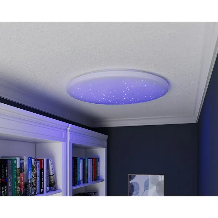 Tween Light LED-Deckenleuchte rund Skyler Star RGBW - 80 W, Ø x H: 74 x 10 cm, Weiß, RGBW - Eine runde Deckenleuchte mit Sternenhimmel-Effekt in einem modern eingerichteten Raum.