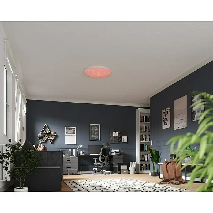 Tween Light LED-Deckenleuchte rund Skyler Star RGBW - 80 W, Ø x H: 74 x 10 cm, Weiß, RGBW - Eine moderne Deckenleuchte mit funkelnden Akzenten, die eine warme, einladende Atmosphäre in diesem stilvollen Arbeitszimmer schafft.