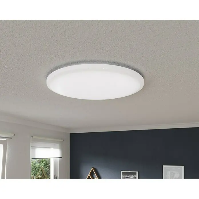 Tween Light LED-Deckenleuchte rund Skyler Star Big - 85 W, Ø x H: 90 x 10 cm, Weiß, Mehrfarbig - Nahaufnahme einer runden Deckenleuchte mit sanftem, diffusem Licht und minimalistischem Design an einer strukturierten Decke.