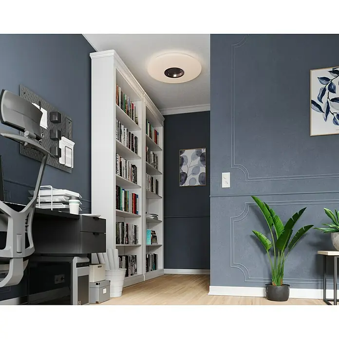 Tween Light LED-Deckenleuchte rund - 24 W, Weiß, RGBW - Ein elegantes Büro mit einem großen, weißen Bücherregal, das den Raum teilt und eine gemütliche Atmosphäre schafft. Perfekt für Homeoffice.