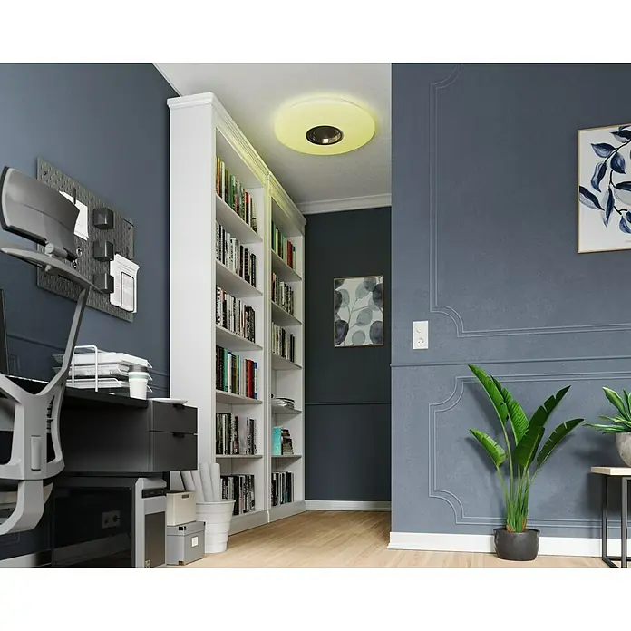 Tween Light LED-Deckenleuchte rund - 24 W, Weiß, RGBW - Helle Deckenleuchte mit rundem Design und zentralem Lichtpunkt über einem Bücherregal in einem modernen Arbeitszimmer.