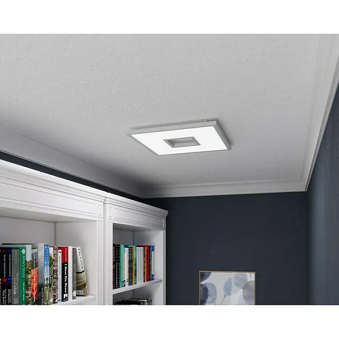 LED-Deckenleuchte Ellia - 24 W, L x B x H: 45 x 45 x 5 cm, Weiß, RGB - Das Bild zeigt eine moderne quadratische Deckenleuchte mit einem schlanken Design, eingebettet in eine stilvolle Deckenkonstruktion.