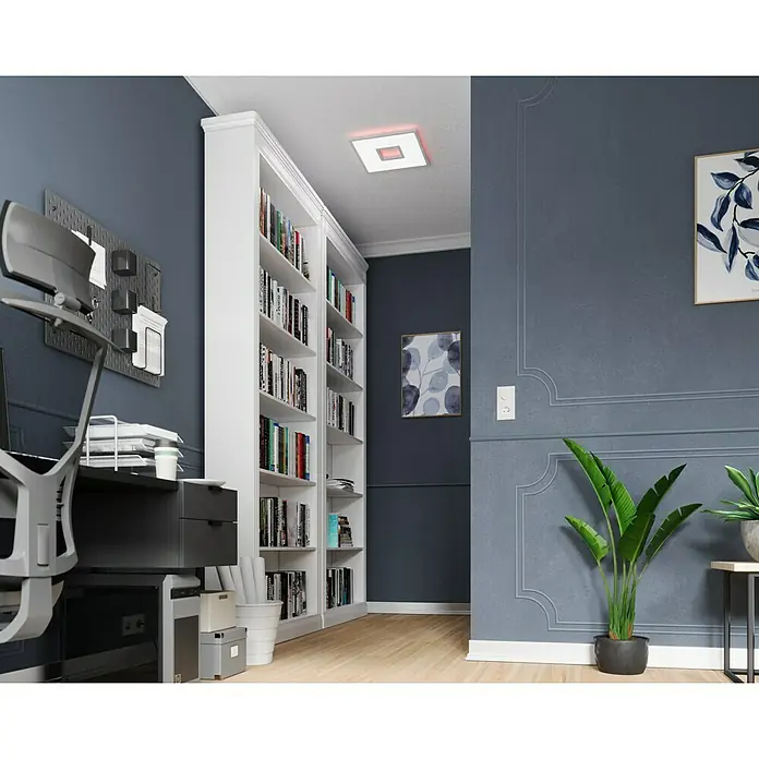 LED-Deckenleuchte Ellia - 24 W, L x B x H: 45 x 45 x 5 cm, Weiß, RGB - Ein stilvolles Arbeitszimmer mit einem großen Bücherregal, einem Schreibtisch und Zimmerpflanzen, die eine ruhige Atmosphäre schaffen.