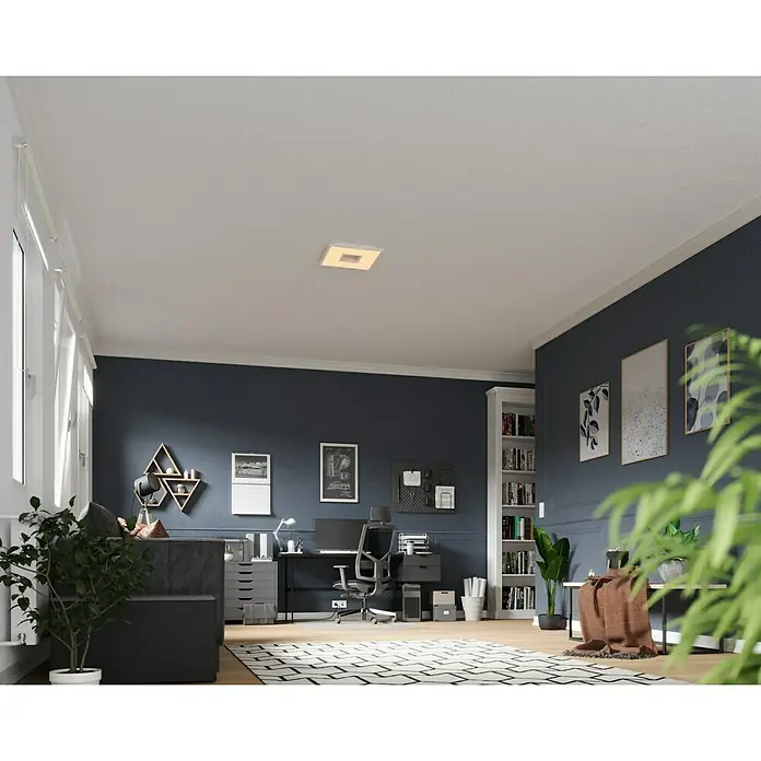 LED-Deckenleuchte Ellia - 24 W, L x B x H: 45 x 45 x 5 cm, Weiß, RGB - Ein helles, quadratisches Deckenlicht beleuchtet ein modernes Heimbüro mit dunklen Wänden und minimalistischem Design.