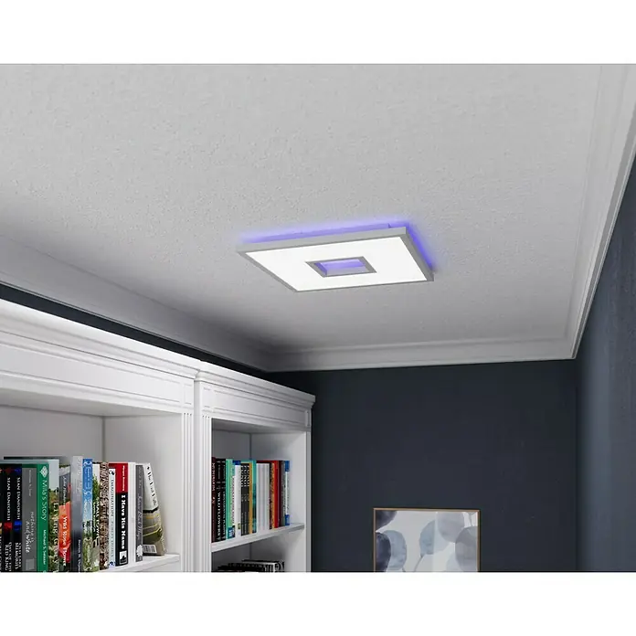 LED-Deckenleuchte Ellia - 24 W, L x B x H: 45 x 45 x 5 cm, Weiß, RGB - Nahaufnahme einer modernen quadratischen Deckenleuchte mit bläulicher Beleuchtung, die in einem stilvollen Raum eine elegante Atmosphäre schafft.