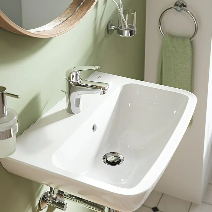Grohe QuickFix Grifo de lavabo Swift S - Cromo, Brillante - Un lavabo con grifo cromado moderno, espejo redondo y accesorios de baño como un dispensador de jabón.