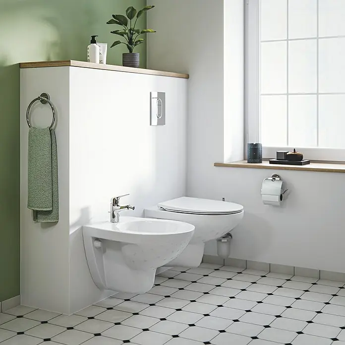 Grohe Swift Bidetarmatur - Chrom, Glänzend - Ein modernes Badezimmer mit einem wandhängenden Bidet und WC, minimalistisch und stilvoll gestaltet.