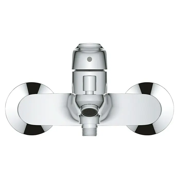 Grohe QuickFix Badewannenarmatur Swift - Chrom, Funkelnd - Nahaufnahme eines glänzenden, verchromten Wasserhahns mit schwarzem Hintergrund. Das Design ist modern und minimalistisch.