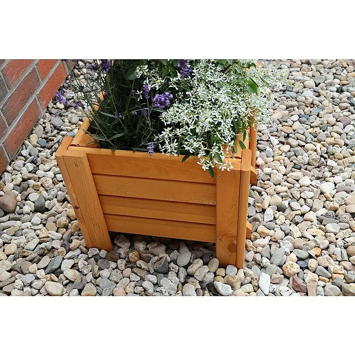 Promadino Pflanzkasten Romantica - Außenmaß (L x B x H): 40 x 38 x 34 cm, Holz, Honigbraun - Ein rustikaler, hölzerner Pflanzkasten mit bunten Blumen, der auf einem Kiesboden steht und natürliche Eleganz und Charme verleiht.