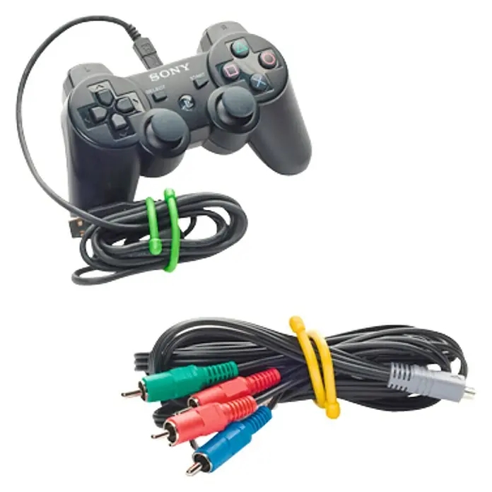 Nite Ize Set de bridas para cables Gear Tie - Negro - Imagen del producto: Un mando de Sony PlayStation y un juego de cables RCA de colores, ambos bien sujetos con bridas.