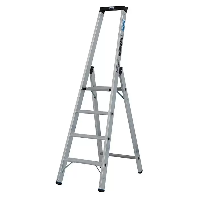 Krause Stabilo Stehleiter 4 Stufen - Anzahl Tritte: 4 Stk., Arbeitshöhe: 2,95 m, Belastbarkeit: 225 kg, Aluminium - Silber-graue Aluminium-Stehleiter mit einer oberen Plattform und breiten Stufen. Sie hat schwarze und blaue Akzente an Füßen und Handlauf.