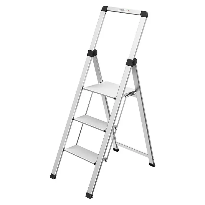 Hailo Doppel-Stehleiter DK40 3-stufig - Anzahl Tritte: 6 Stk., Arbeitshöhe: 260 cm, Belastbarkeit: 150 kg, Aluminium - Eine dreistufige, zusammenklappbare Haushaltsleiter aus Aluminium mit weißen Trittflächen und schwarzen Anti-Rutsch-Füßen.