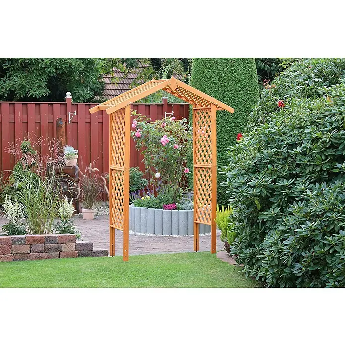 Promadino Rosenbogen - 167 x 53 x 219 cm, Honig, Holz - Gartenszene mit einem hölzernen Rosenbogen, der den Eingang zu einem blühenden Gartenbereich mit Rosen und verschiedenen Pflanzen bildet.